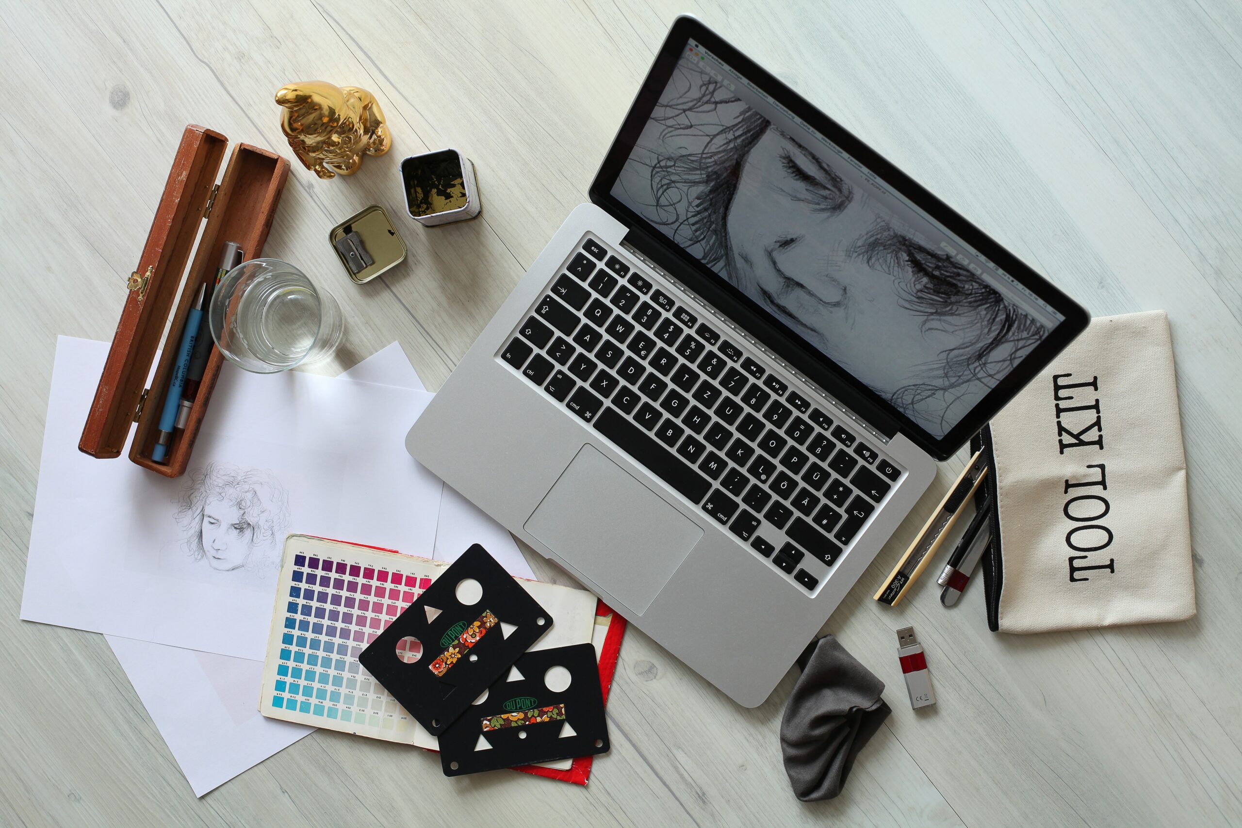 sketch-wallpaper-on-laptop